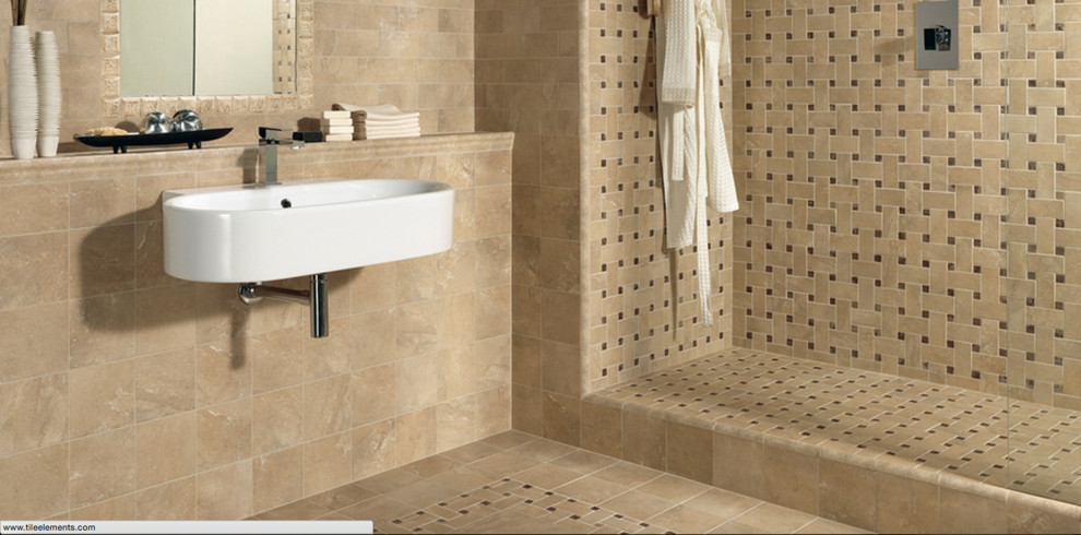 Imagen de cuarto de baño actual de tamaño medio con ducha empotrada, baldosas y/o azulejos beige, baldosas y/o azulejos de cerámica, paredes beige, suelo de baldosas de cerámica y lavabo suspendido
