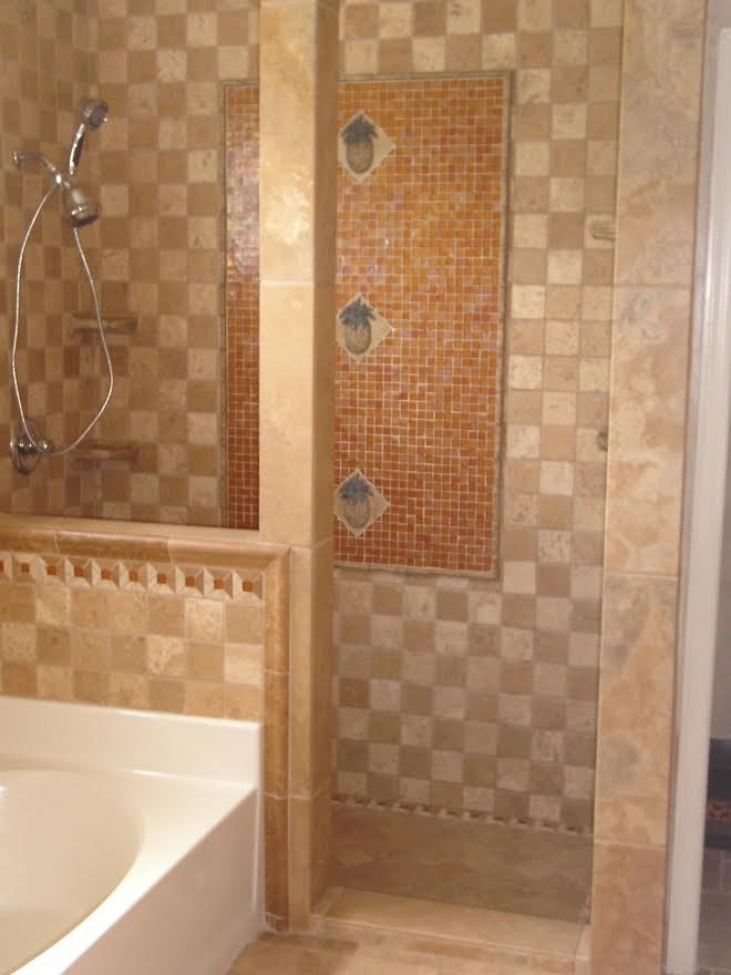Идея дизайна: главная ванная комната среднего размера в морском стиле с ванной в нише, открытым душем, бежевой плиткой, керамогранитной плиткой, бежевыми стенами, полом из керамогранита, бежевым полом и открытым душем
