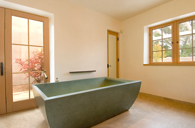 На фото: главная ванная комната среднего размера в современном стиле с отдельно стоящей ванной и бежевыми стенами с