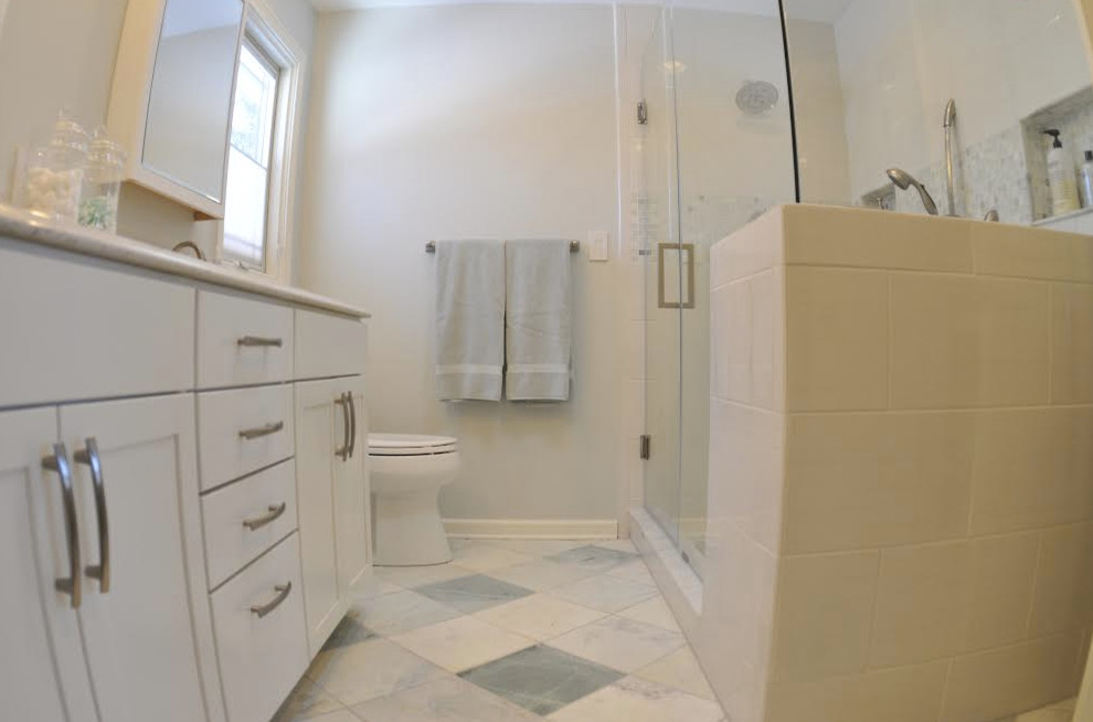На фото: ванная комната среднего размера в классическом стиле с фасадами в стиле шейкер, белыми фасадами, угловым душем, раздельным унитазом, синей плиткой, белой плиткой, керамогранитной плиткой, синими стенами, полом из керамогранита, душевой кабиной, врезной раковиной и мраморной столешницей