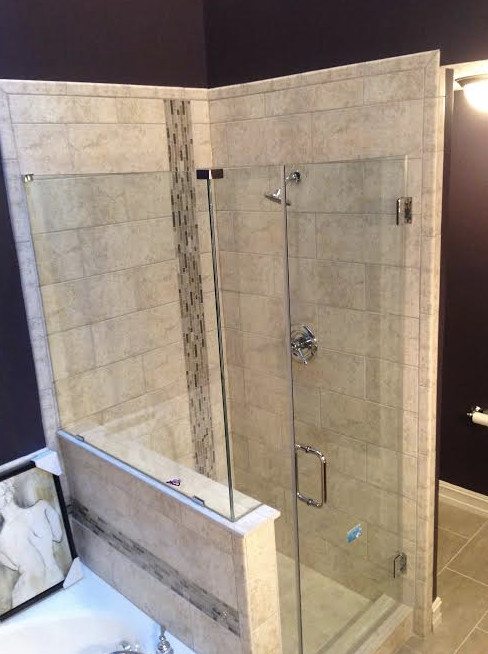 インディアナポリスにある低価格の中くらいなトラディショナルスタイルのおしゃれなバスルーム (浴槽なし) (ドロップイン型浴槽、コーナー設置型シャワー、ベージュのタイル、マルチカラーのタイル、紫の壁、クッションフロア) の写真