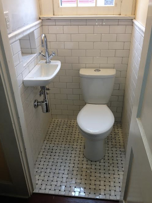 Kleines Klassisches Badezimmer mit Wandtoilette mit Spülkasten, weißen Fliesen, Metrofliesen, beiger Wandfarbe, Mosaik-Bodenfliesen und Wandwaschbecken in Indianapolis