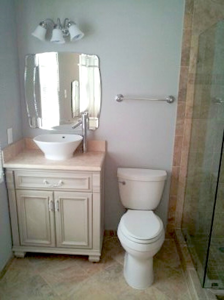 Diseño de cuarto de baño tradicional renovado pequeño con armarios con paneles empotrados, puertas de armario beige, ducha empotrada, sanitario de una pieza, lavabo sobreencimera y ducha con puerta con bisagras