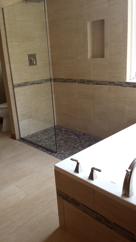 Идея дизайна: главная ванная комната среднего размера в стиле неоклассика (современная классика) с угловой ванной, душевой комнатой, бежевой плиткой, керамогранитной плиткой, бежевыми стенами и полом из керамогранита