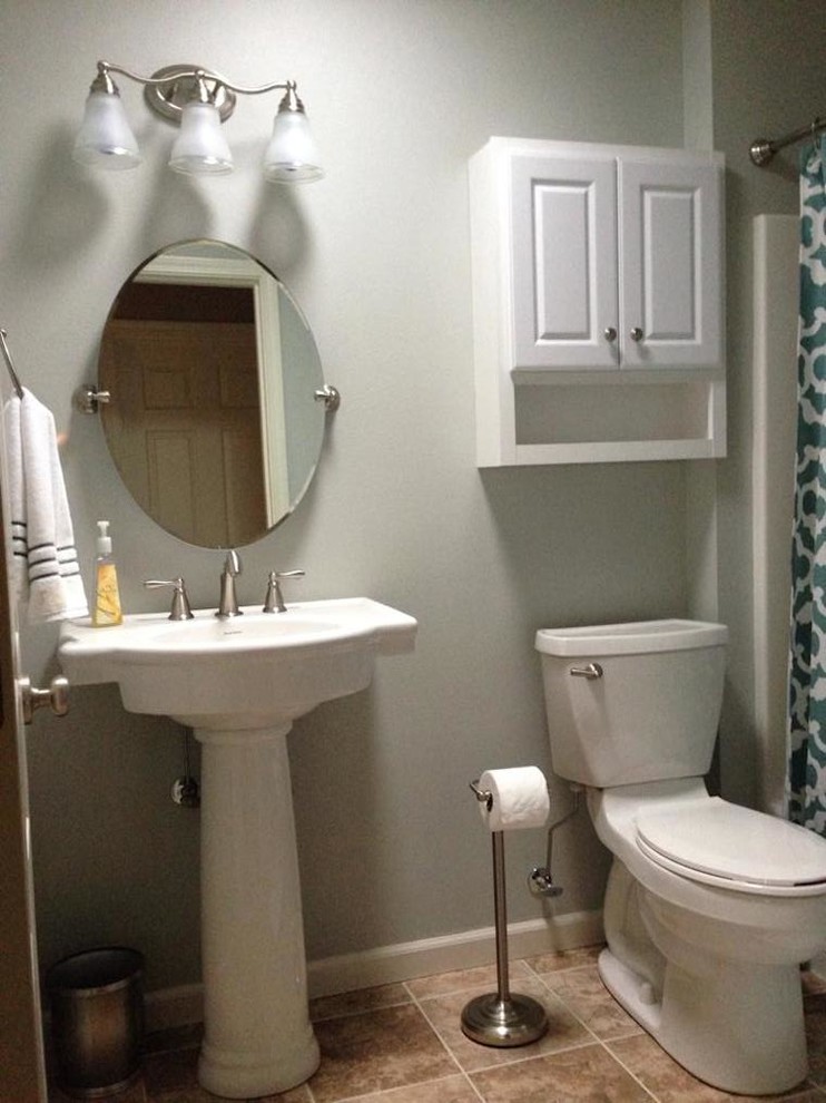 ポートランドにある小さなコンテンポラリースタイルのおしゃれなバスルーム (浴槽なし) (コーナー設置型シャワー、白い壁) の写真
