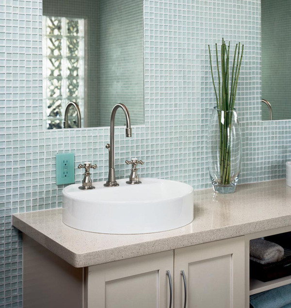 サクラメントにあるおしゃれな浴室 (落し込みパネル扉のキャビネット、淡色木目調キャビネット、ガラスの洗面台、青いタイル、モザイクタイル、青い壁) の写真