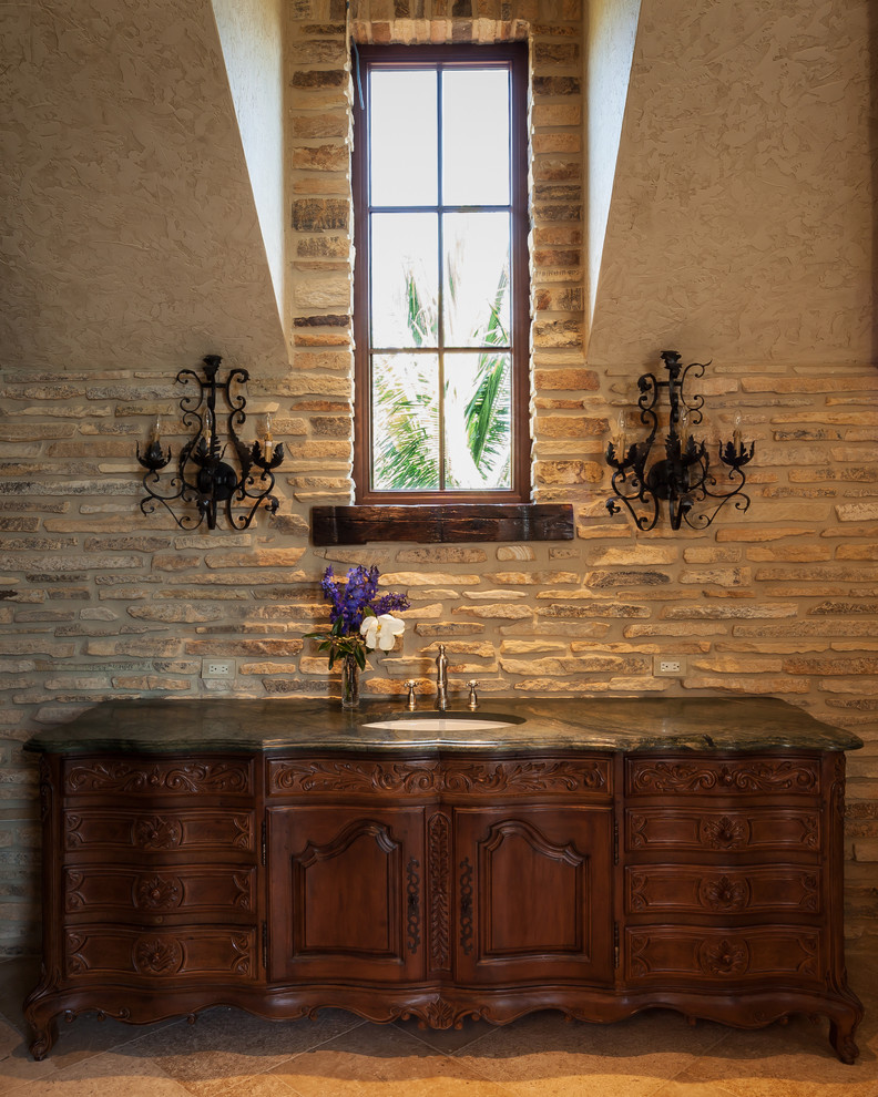 Klassisches Badezimmer En Suite mit Einbauwaschbecken, dunklen Holzschränken, beiger Wandfarbe und Granit-Waschbecken/Waschtisch in Salt Lake City