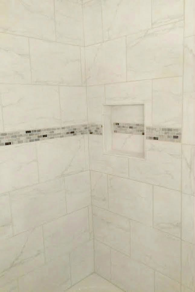 Ispirazione per una stanza da bagno design con vasca ad alcova, vasca/doccia, piastrelle bianche, piastrelle di marmo e pareti bianche