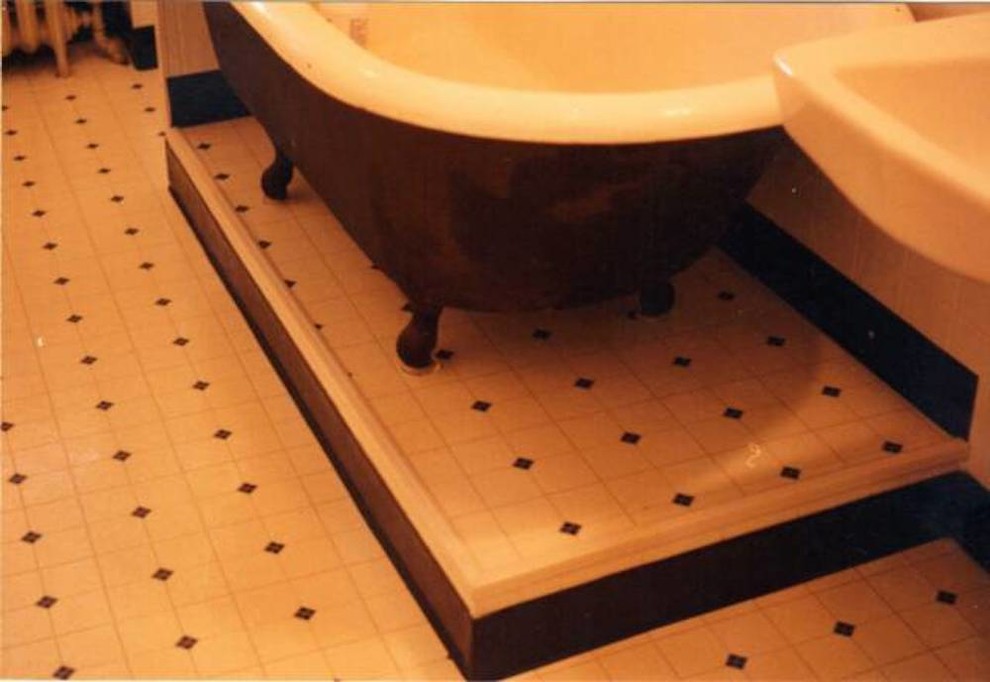 На фото: маленькая главная ванная комната в классическом стиле с ванной на ножках и полом из линолеума для на участке и в саду