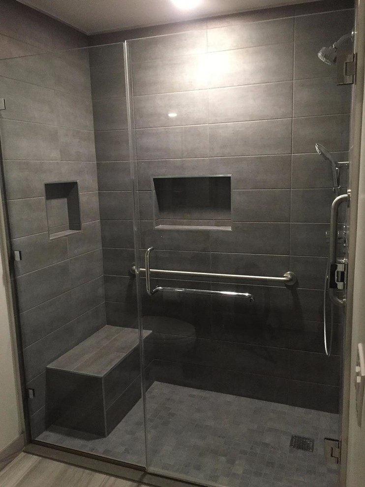 Idee per una stanza da bagno padronale minimal con doccia a filo pavimento, piastrelle grigie e piastrelle in gres porcellanato