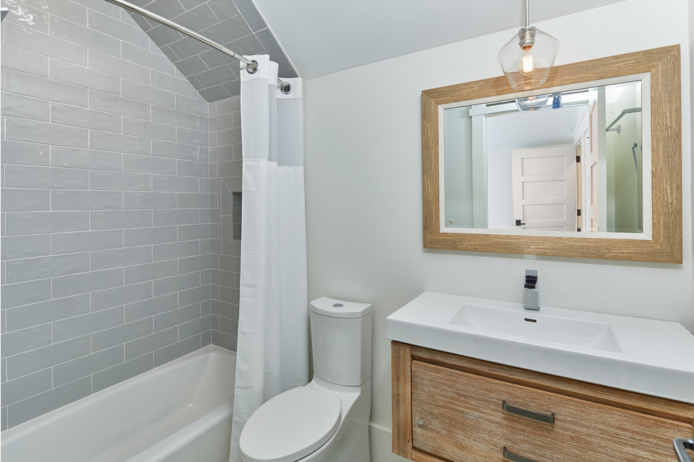 Inspiration pour un sauna minimaliste de taille moyenne avec des portes de placard bleues, une douche ouverte, un carrelage blanc, un mur gris, un sol en carrelage de terre cuite, un lavabo posé, un plan de toilette en marbre, un sol blanc et un plan de toilette blanc.