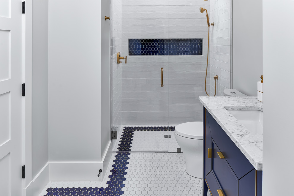 Immagine di una stanza da bagno con doccia moderna di medie dimensioni con ante blu, doccia aperta, piastrelle bianche, pareti grigie, pavimento con piastrelle a mosaico, lavabo da incasso, top in marmo, pavimento bianco e top bianco