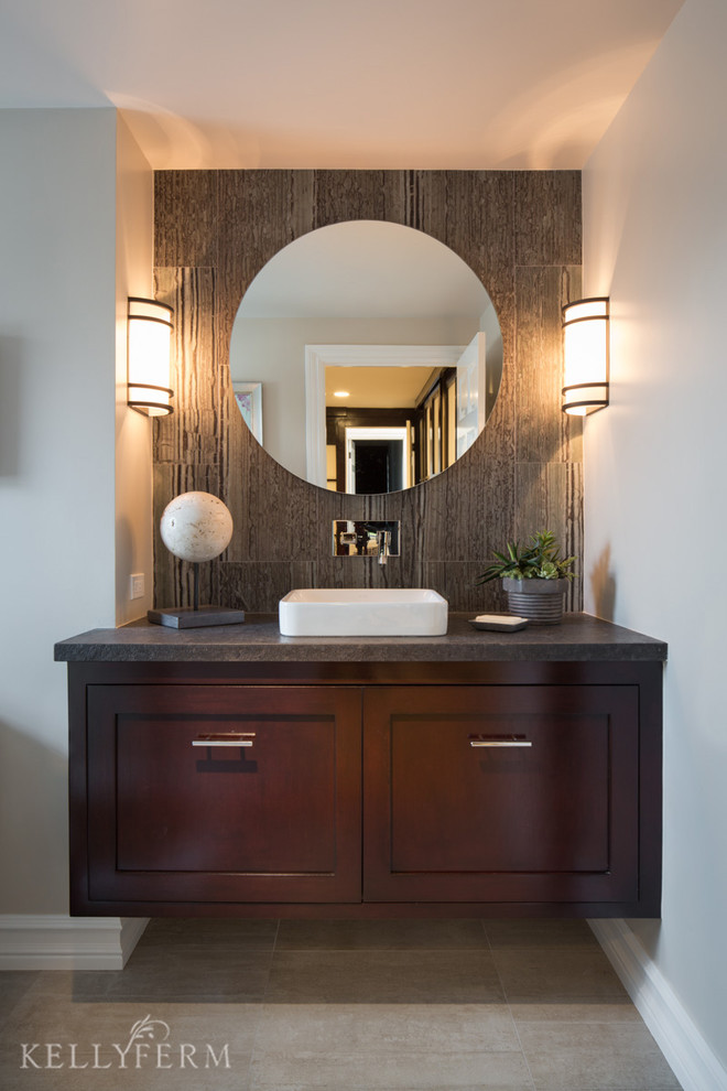 Ejemplo de cuarto de baño marinero con lavabo sobreencimera, puertas de armario de madera en tonos medios, baldosas y/o azulejos negros y paredes blancas