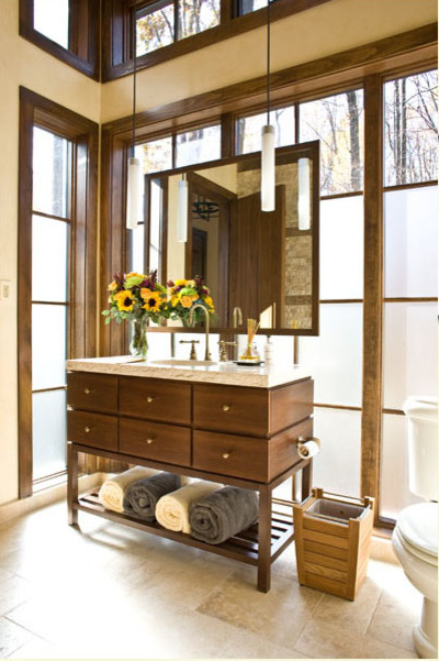 Стильный дизайн: большая ванная комната в современном стиле с накладной раковиной, плоскими фасадами, фасадами цвета дерева среднего тона, мраморной столешницей, раздельным унитазом, бежевой плиткой, керамической плиткой, желтыми стенами и полом из керамической плитки - последний тренд
