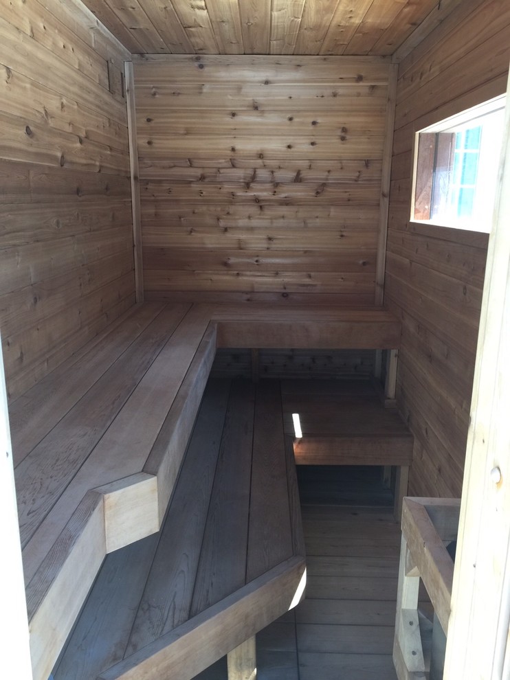Modelo de sauna clásica de tamaño medio con paredes marrones, suelo de madera clara y suelo beige