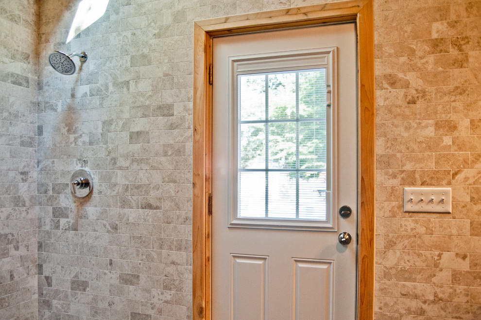 Cette image montre une grande salle d'eau design en bois foncé avec un placard à porte shaker, une douche ouverte, WC à poser, un carrelage beige, un carrelage gris, un carrelage de pierre, un mur multicolore, un lavabo encastré et un plan de toilette en surface solide.