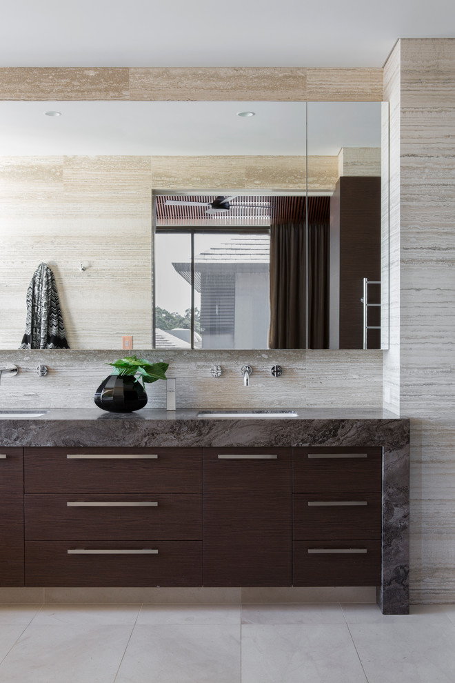 Идея дизайна: большая ванная комната в современном стиле с плоскими фасадами, накладной ванной, угловым душем, раздельным унитазом, разноцветной плиткой, плиткой из листового камня, полом из травертина, врезной раковиной и столешницей из гранита