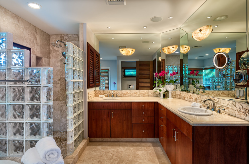 Esempio di una stanza da bagno padronale tropicale di medie dimensioni con ante lisce, ante in legno bruno, doccia ad angolo, piastrelle beige, lavabo da incasso e doccia aperta