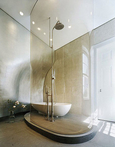 Imagen de cuarto de baño principal contemporáneo grande con combinación de ducha y bañera