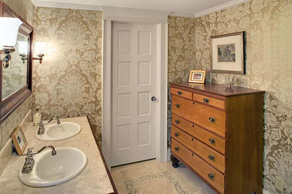 Идея дизайна: ванная комната: освещение в классическом стиле с накладной раковиной и бежевой плиткой