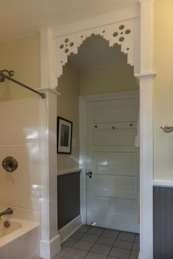 Cette photo montre une petite salle de bain chic avec un lavabo posé, des portes de placard blanches, un plan de toilette en stratifié, une baignoire posée, un carrelage gris, des carreaux de céramique, un mur gris et un sol en carrelage de céramique.