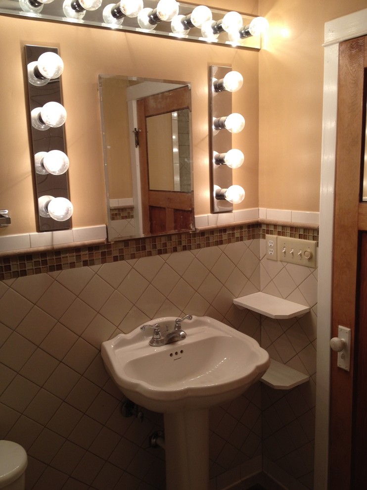 Exemple d'une petite salle de bain chic en bois brun avec un lavabo de ferme, un placard avec porte à panneau surélevé, une baignoire en alcôve, un combiné douche/baignoire, WC séparés, un carrelage beige, des carreaux de céramique, un mur beige et un sol en carrelage de céramique.