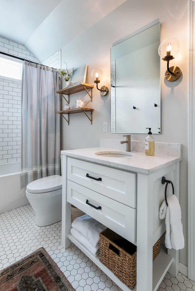 Идея дизайна: ванная комната в стиле кантри с фасадами в стиле шейкер, белыми фасадами, ванной в нише, душем над ванной, серыми стенами, врезной раковиной, белым полом, шторкой для ванной и белой столешницей
