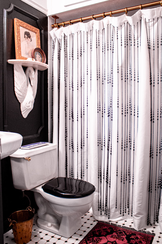 Пример оригинального дизайна: маленькая главная ванная комната в стиле фьюжн с черно-белой плиткой, черными стенами, полом из керамогранита и раковиной с пьедесталом для на участке и в саду