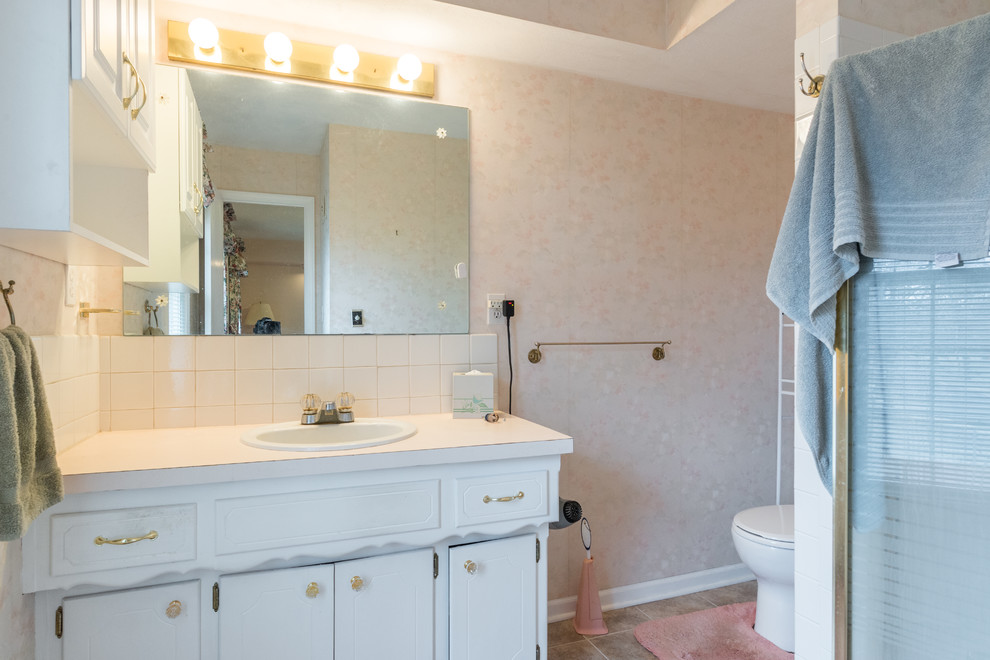 Foto di una piccola stanza da bagno padronale chic con vasca/doccia, pareti bianche e porta doccia scorrevole