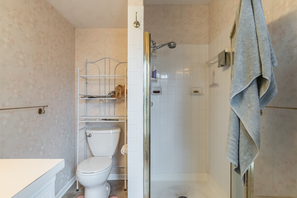 Immagine di una piccola stanza da bagno padronale chic con vasca/doccia, pareti bianche e porta doccia scorrevole