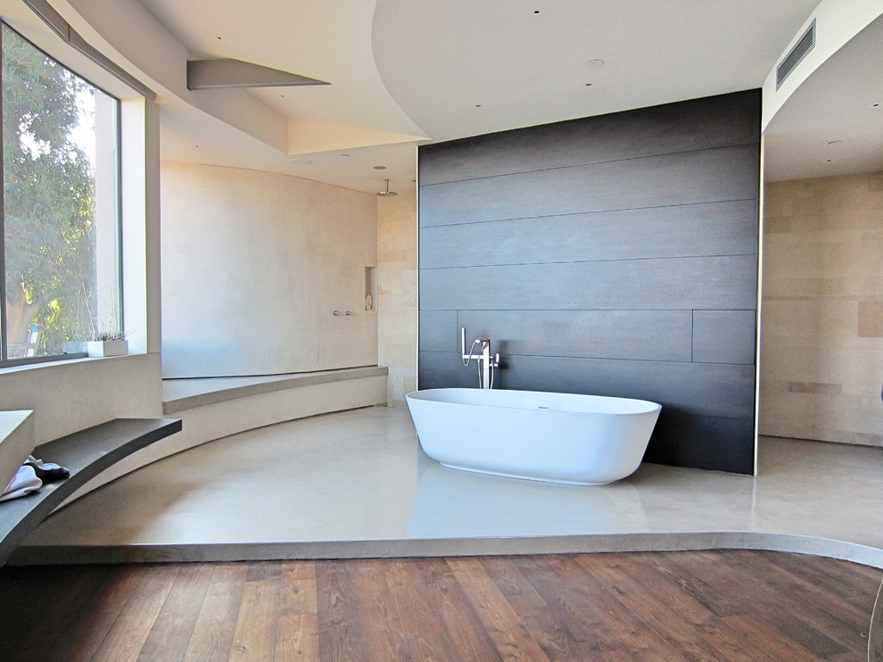 Inredning av ett modernt stort en-suite badrum, med ett fristående badkar, beige kakel, travertinkakel, beige väggar, betonggolv och grått golv