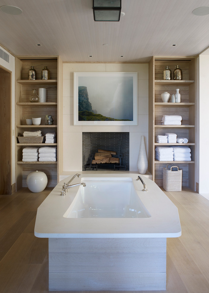 Foto di una stanza da bagno stile marino con vasca freestanding e pareti bianche