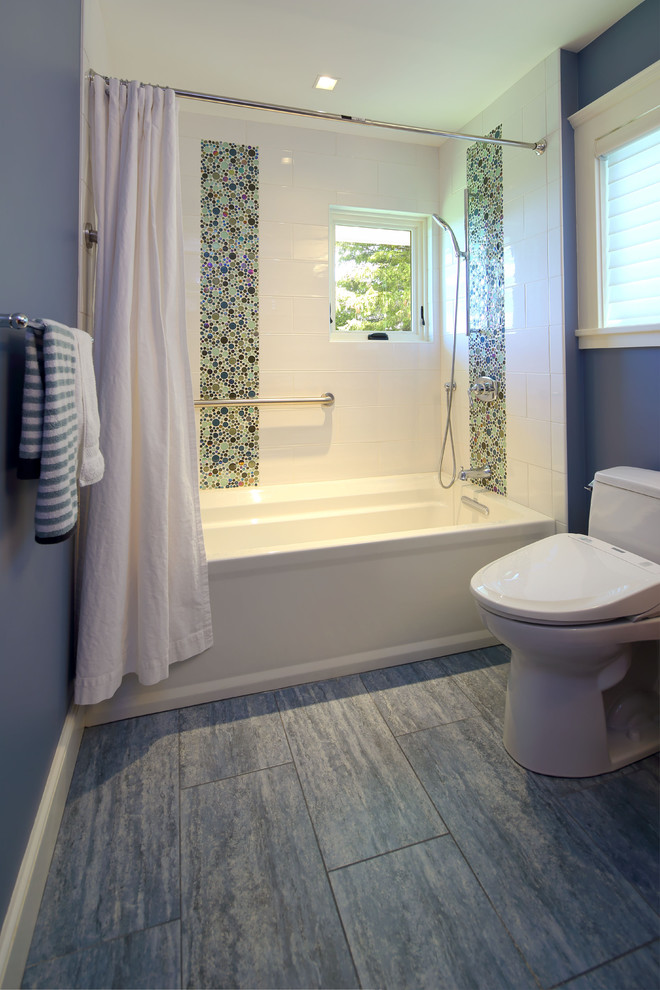 Immagine di una stanza da bagno per bambini classica di medie dimensioni con vasca da incasso, vasca/doccia, piastrelle blu, piastrelle di vetro, pareti blu e pavimento con piastrelle in ceramica