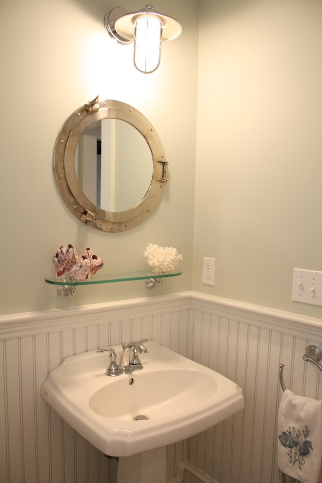 Foto på ett maritimt badrum, med ett fristående handfat, vita skåp, ett fristående badkar, en hörndusch, en toalettstol med separat cisternkåpa och keramikplattor