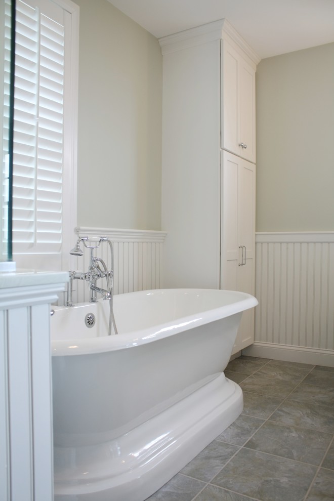 Maritimes Badezimmer mit Aufsatzwaschbecken, weißen Schränken, freistehender Badewanne, Eckdusche, Wandtoilette mit Spülkasten und Keramikfliesen in Boston