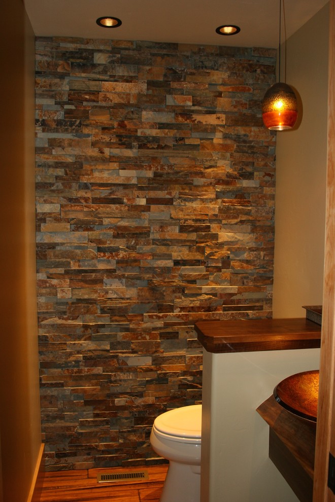 アルバカーキにある小さなエクレクティックスタイルのおしゃれな浴室 (ベッセル式洗面器、マルチカラーのタイル、竹フローリング) の写真