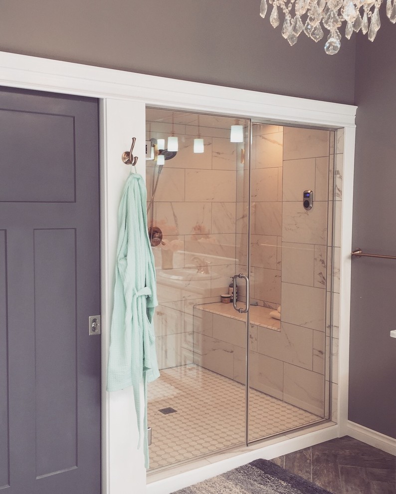 Идея дизайна: большая главная ванная комната в классическом стиле с фасадами с выступающей филенкой, белыми фасадами, отдельно стоящей ванной, двойным душем, биде, серой плиткой, керамической плиткой, серыми стенами, полом из керамической плитки, накладной раковиной, мраморной столешницей, серым полом, душем с распашными дверями и серой столешницей