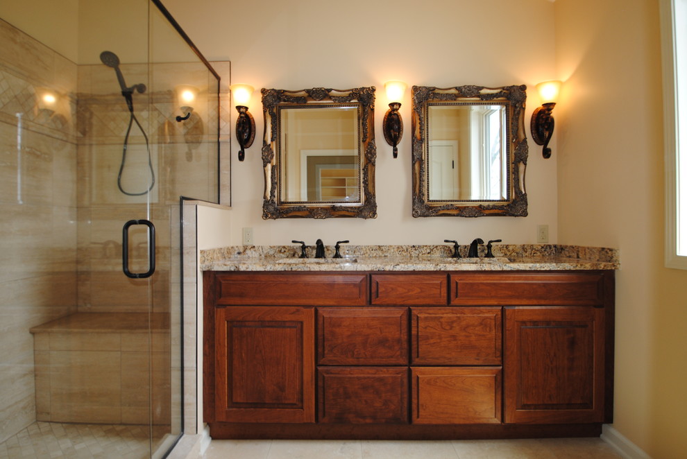 Medelhavsstil inredning av ett stort en-suite badrum, med skåp i mörkt trä, en dusch i en alkov, beige kakel, beige väggar, ett undermonterad handfat och luckor med upphöjd panel