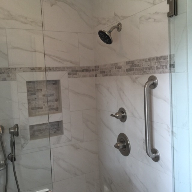 Inspiration för ett litet amerikanskt en-suite badrum, med ett undermonterad handfat, skåp i shakerstil, vita skåp, granitbänkskiva, vit kakel, porslinskakel, grå väggar och klinkergolv i porslin