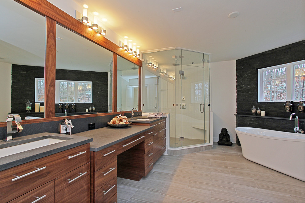 Foto på ett funkis badrum, med släta luckor, skåp i mörkt trä, granitbänkskiva, flerfärgad kakel, porslinskakel, vita väggar och klinkergolv i porslin