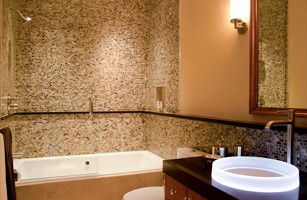 Стильный дизайн: ванная комната среднего размера в современном стиле с настольной раковиной, накладной ванной, душем над ванной, плоскими фасадами, фасадами цвета дерева среднего тона, столешницей из искусственного кварца, раздельным унитазом, разноцветной плиткой и душевой кабиной - последний тренд
