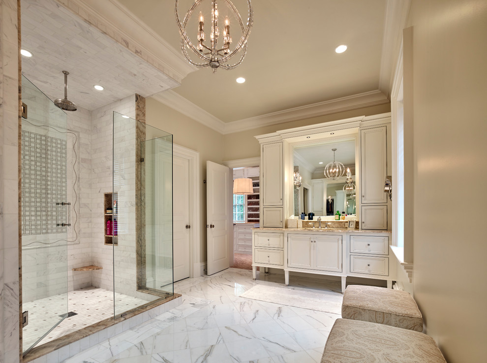 Bild på ett stort vintage en-suite badrum, med luckor med infälld panel, vita skåp, en dusch i en alkov, vit kakel, tunnelbanekakel, beige väggar, marmorgolv, ett undermonterad handfat, granitbänkskiva, dusch med gångjärnsdörr och vitt golv