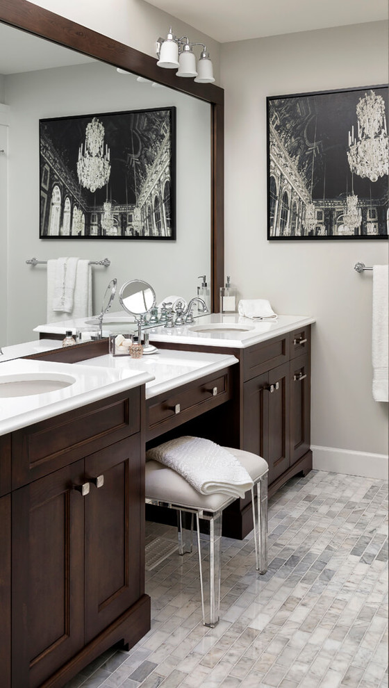 Пример оригинального дизайна: ванная комната в классическом стиле с фасадами с утопленной филенкой, темными деревянными фасадами, серыми стенами и врезной раковиной