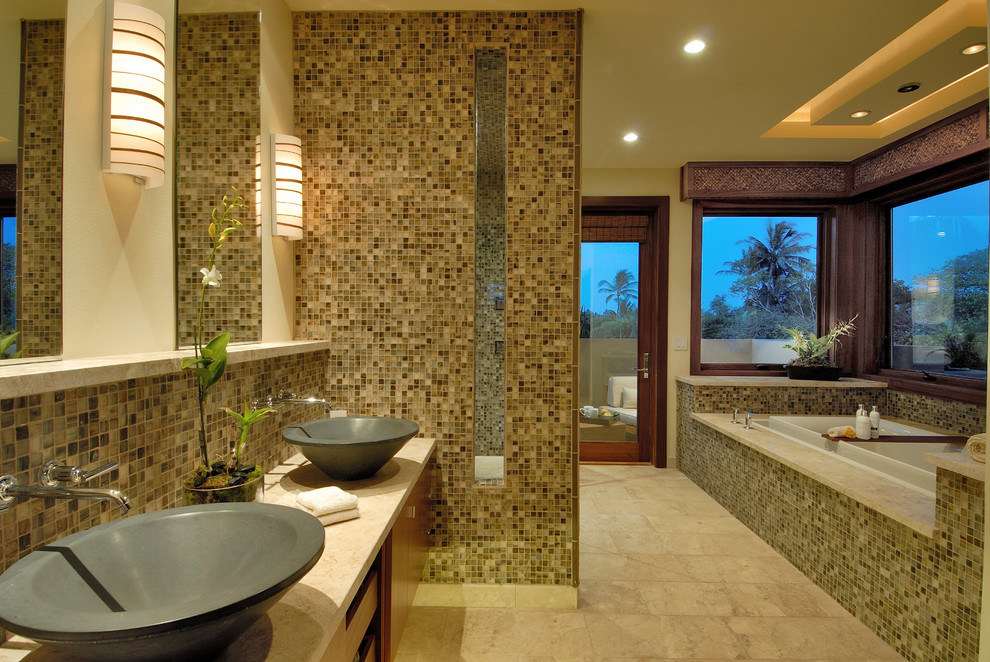Ispirazione per una stanza da bagno contemporanea con piastrelle a mosaico e lavabo a bacinella