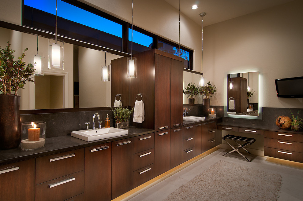 Идея дизайна: ванная комната в современном стиле с настольной раковиной и зеркалом с подсветкой