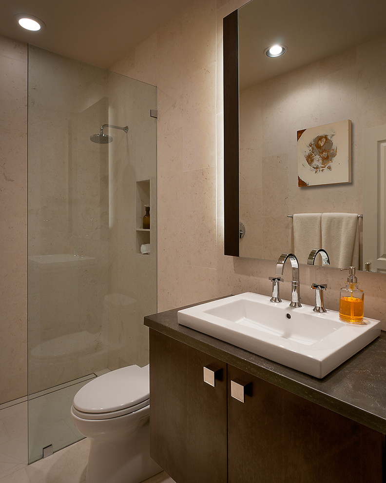 Cette image montre une salle de bain design avec un lavabo posé et un mur en pierre.