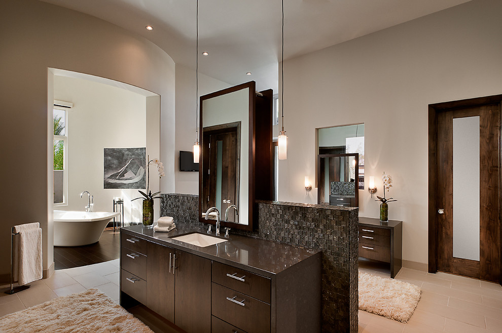 Свежая идея для дизайна: ванная комната в современном стиле с отдельно стоящей ванной - отличное фото интерьера