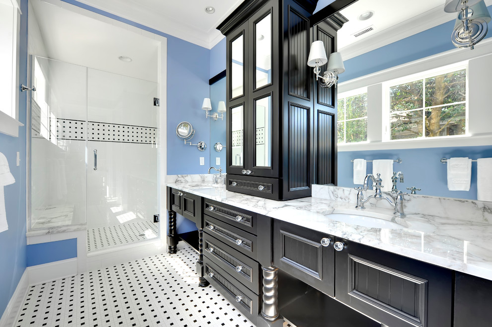 Foto de cuarto de baño azulejo de dos tonos costero con armarios con paneles empotrados, puertas de armario negras, paredes azules y baldosas y/o azulejos blancos