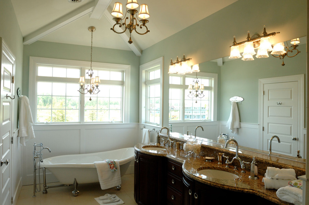 Foto di una stanza da bagno classica con vasca con piedi a zampa di leone