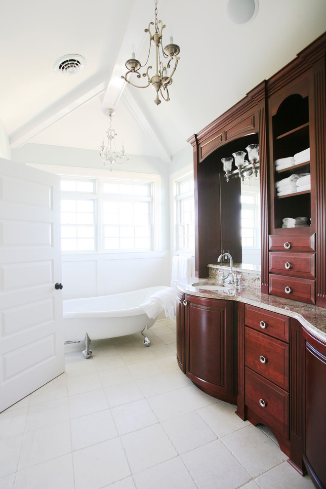 Стильный дизайн: ванная комната в викторианском стиле с ванной на ножках - последний тренд